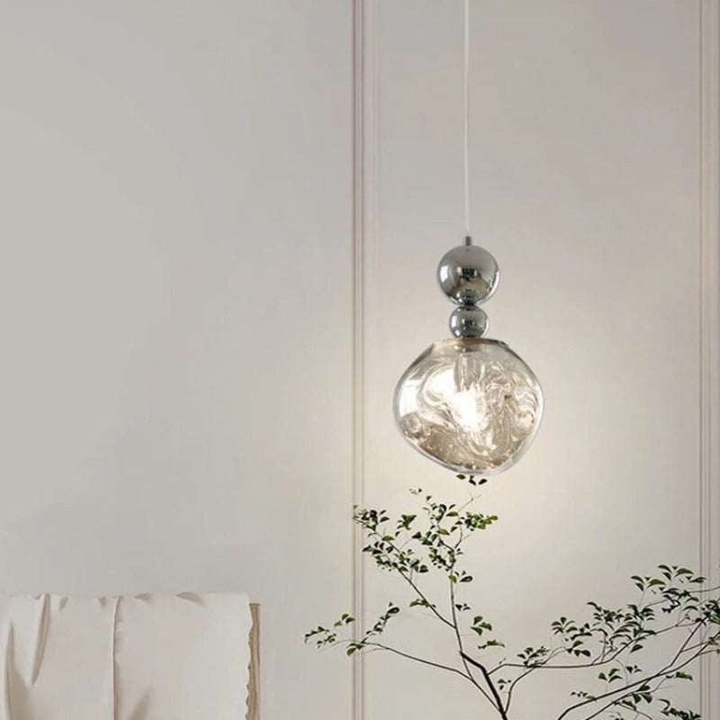 Suspension LED rétro chromée avec abat-jour en verre pour une lueur d'ambiance