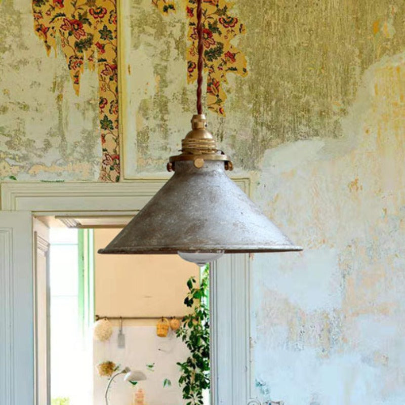 Suspension vintage en forme de cône pour ambiance intemporelle