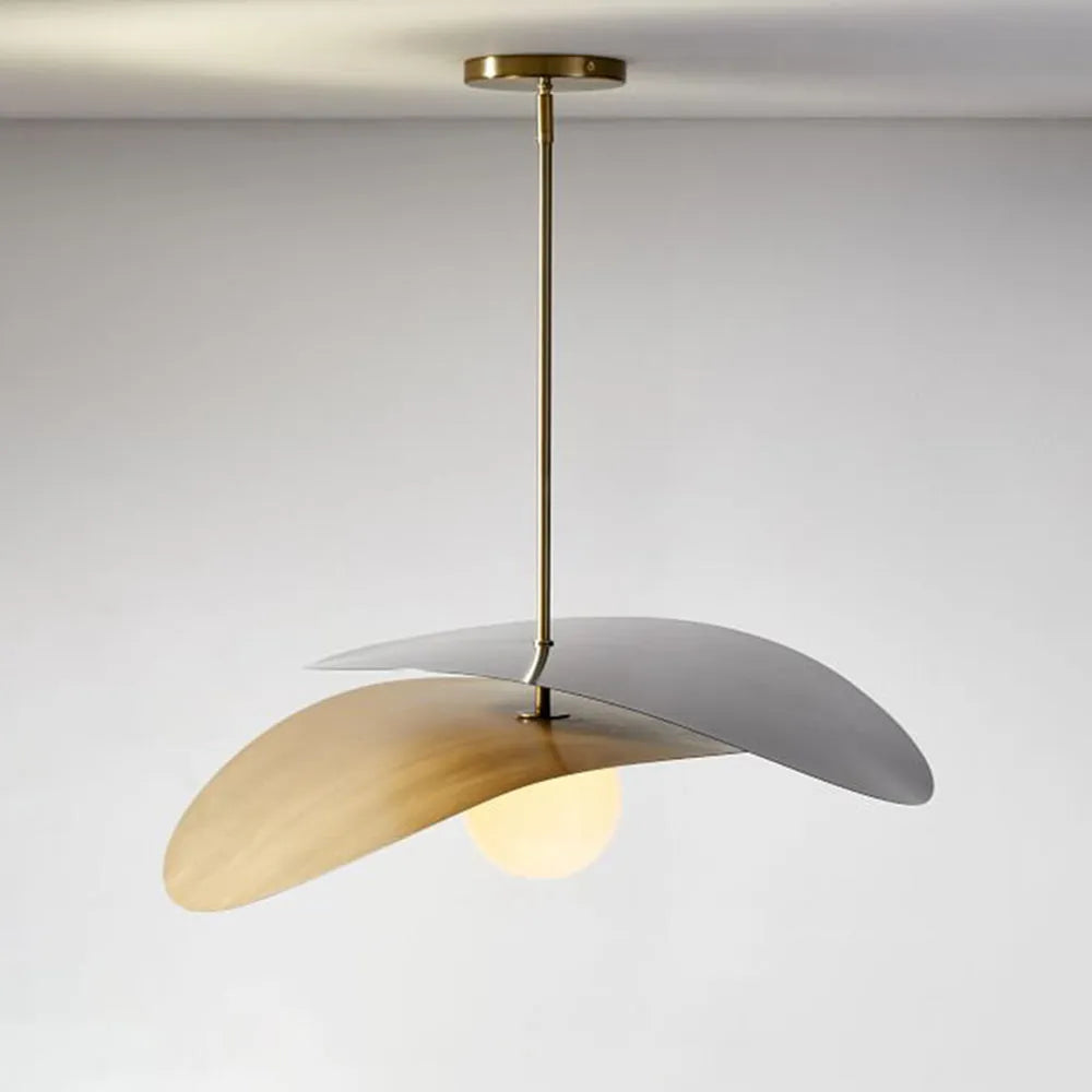 Geometrische metalen hanglamp met sfeervolle gloed