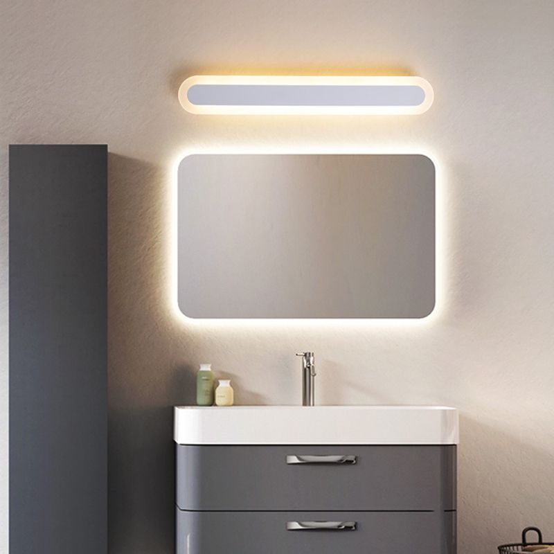 Applique murale linéaire blanche et marron avec cadre métallique pour salle de bain
