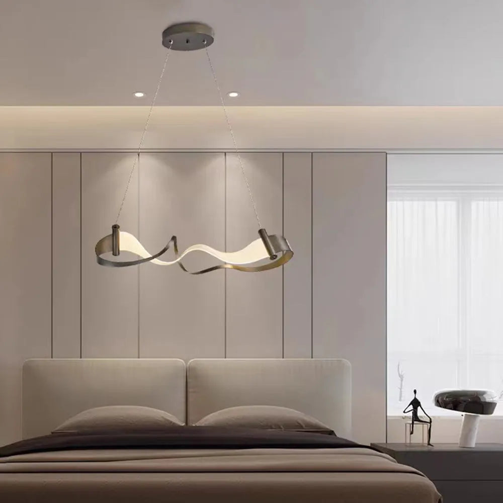 Gouden metalen hanglamp met elegant golfdesign