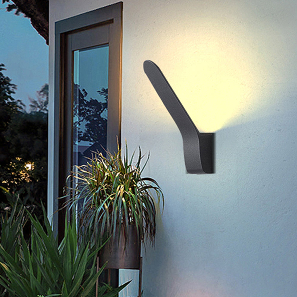 Applique murale extérieure inclinable minimaliste Ray en métal noir mat