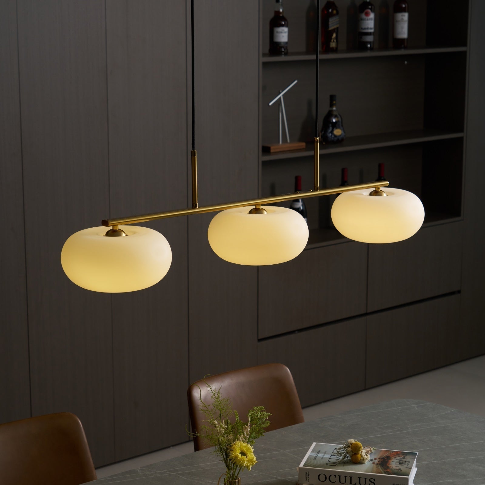 Cremefarbene Glas-Pendelleuchte mit drei Schirmen und warmem Leuchten