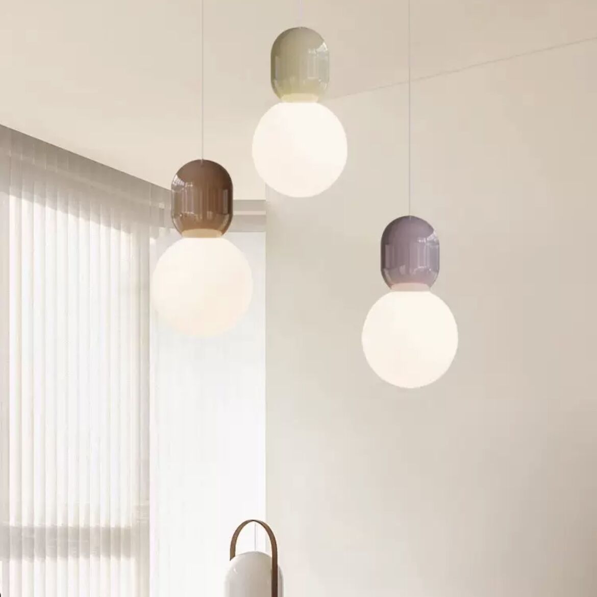 Lustre élégant en verre et métal pour ambiance de salle à manger