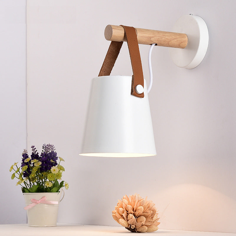 Applique murale LumenConic en métal et bois pour salon