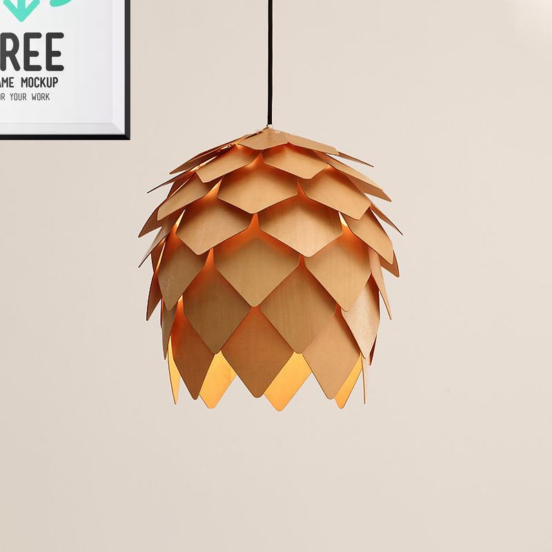 Lustre en bois en forme de pomme de pin avec lueur chaude