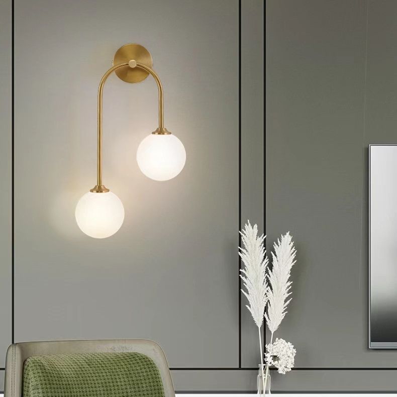 Applique murale Vela globe en verre arc en laiton pour salon