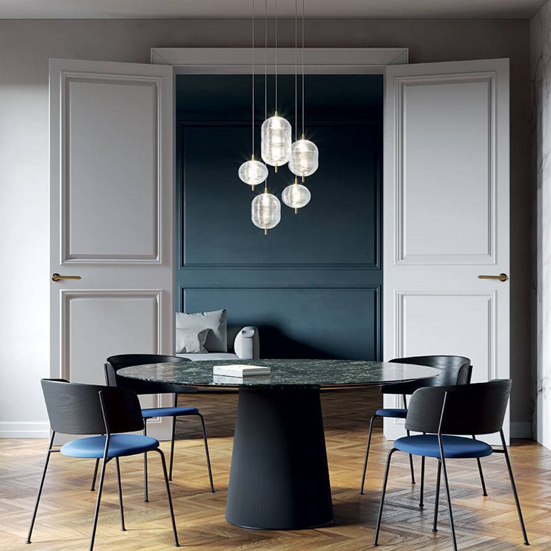 Lustre moderne noir et or avec lueur d’ambiance
