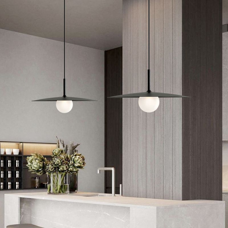 Schotelvormige metalen hanglamp creëert moderne sfeer