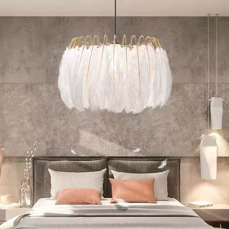 Elegante veer hanglamp met luxueuze zachte gloed en warme sfeer