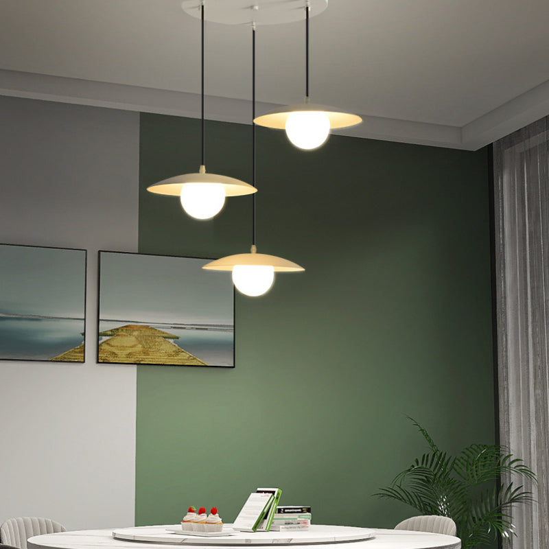 Suspension LED moderne avec structure métallique durable