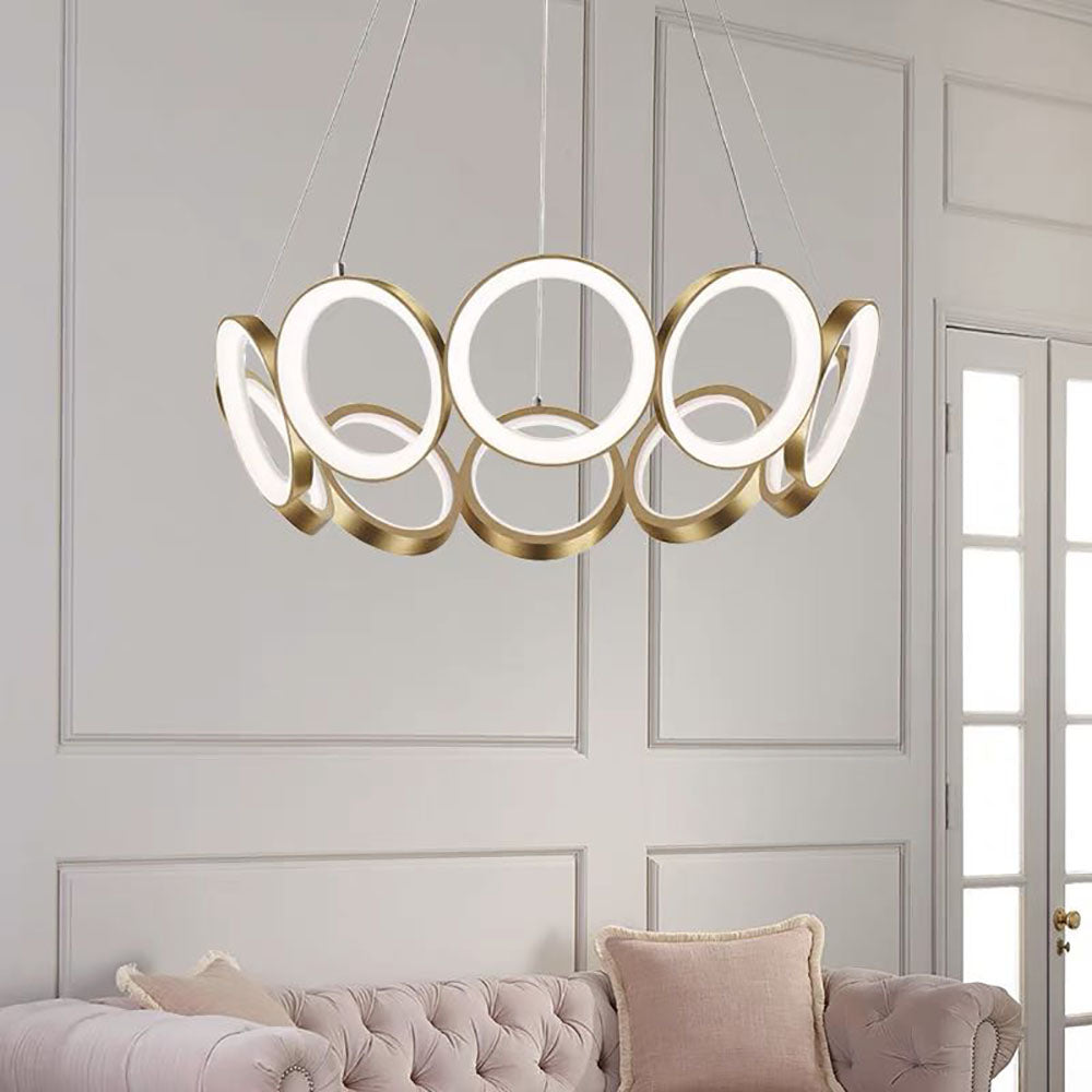 Gouden ring hanglamp met warm licht