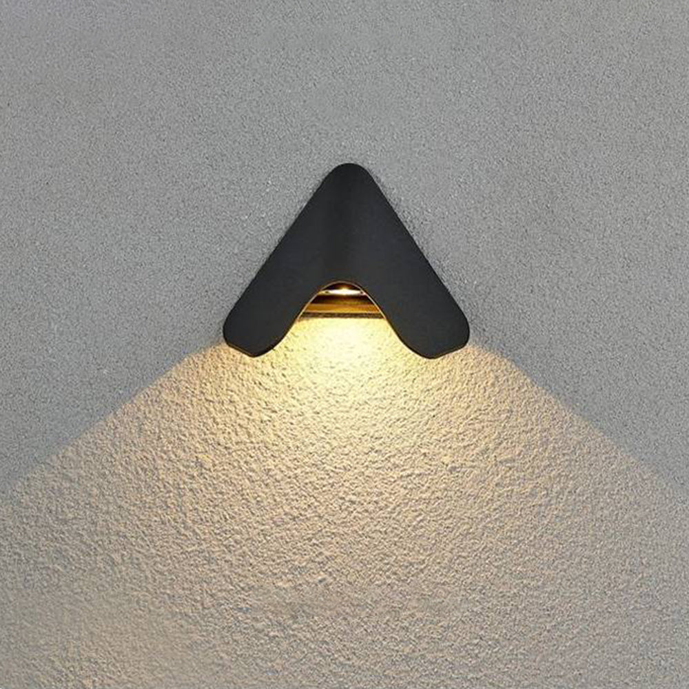 Applique murale extérieure minimaliste Ray triangle en métal noir et blanc