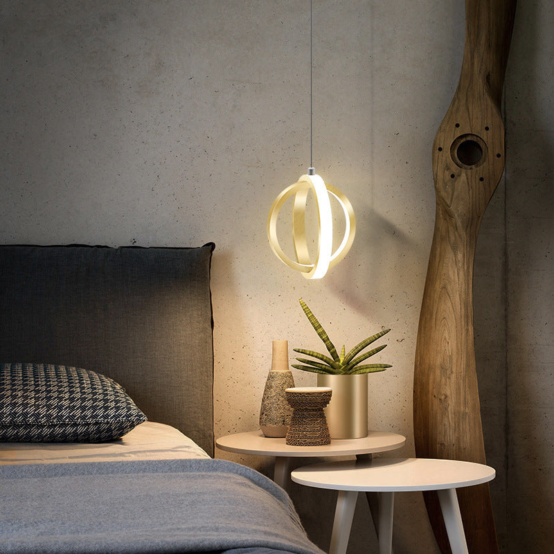 Suspension sphérique noire et dorée avec doux éclat