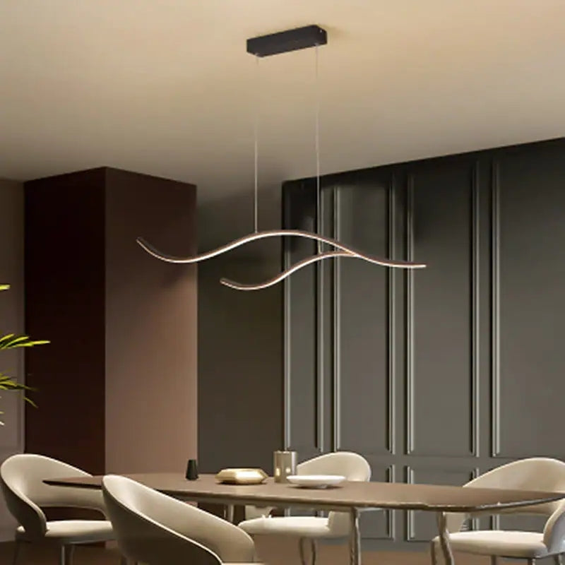 Elegante gebogen lineaire hanglamp zwart goud