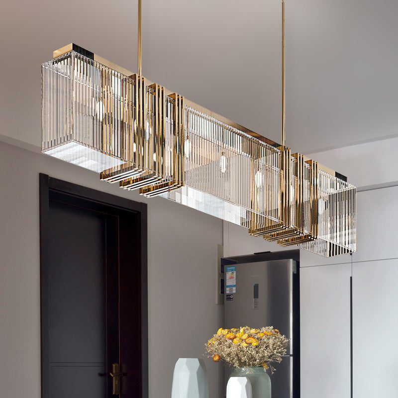 Lustre suspension géométrique en métal doré créant un point focal sculptural