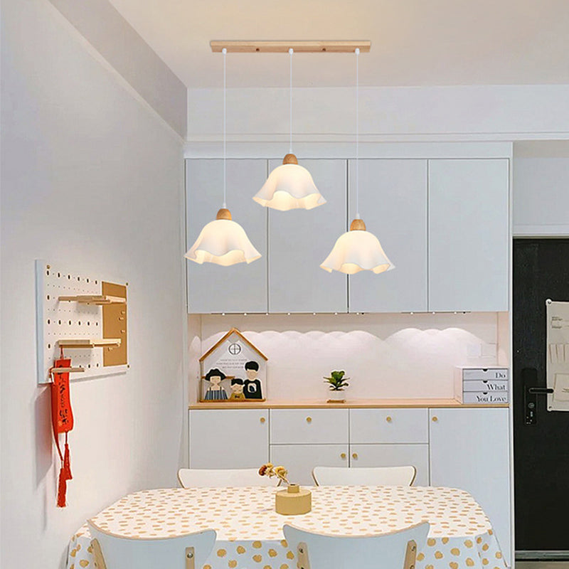 Suspension minimaliste en bois en forme de fleur avec douce lumière blanche