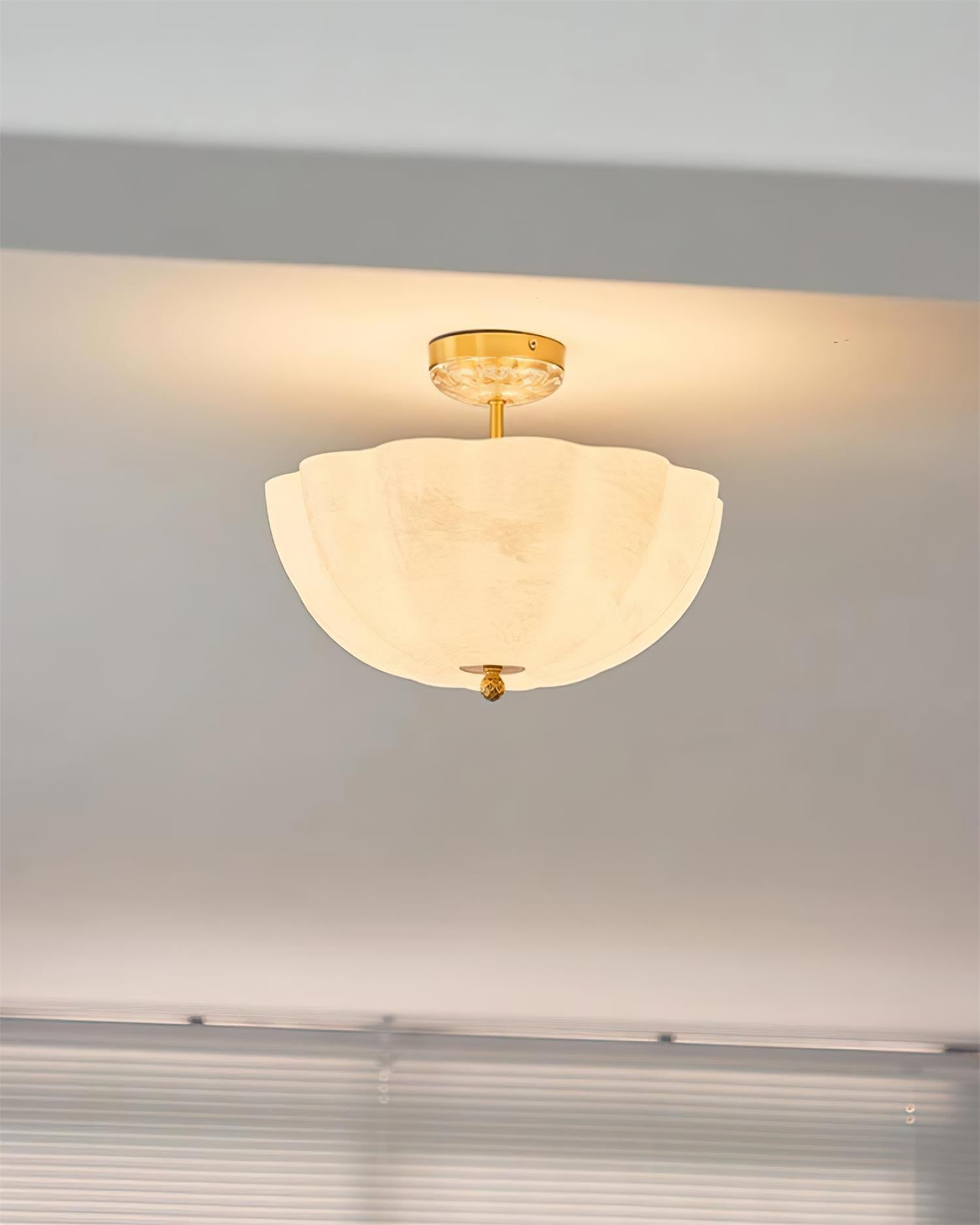 Plafonnier silhouette pétale en laiton et verre, style moderne