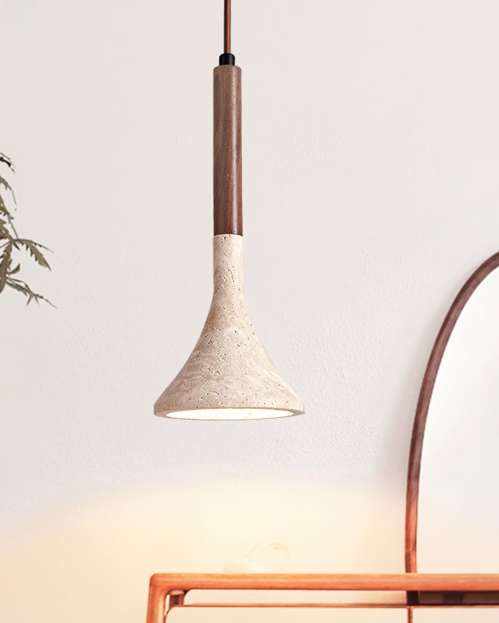 Lustre suspendu en travertin avec bois et lueur chaude