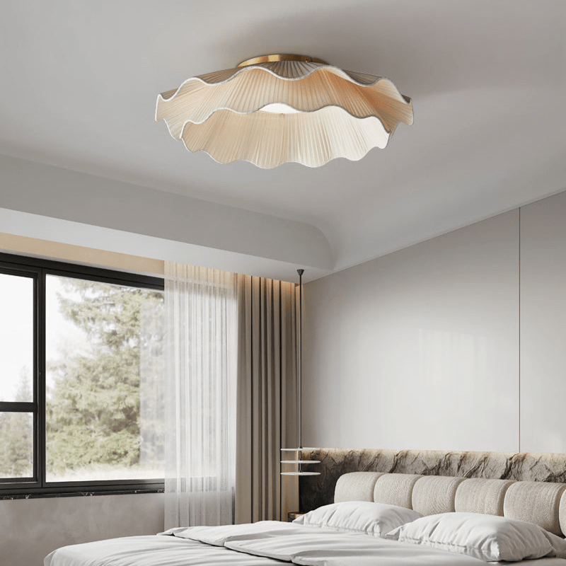 Lumière de plafond en tissu finition laiton avec abat-jour plissé en forme de vague