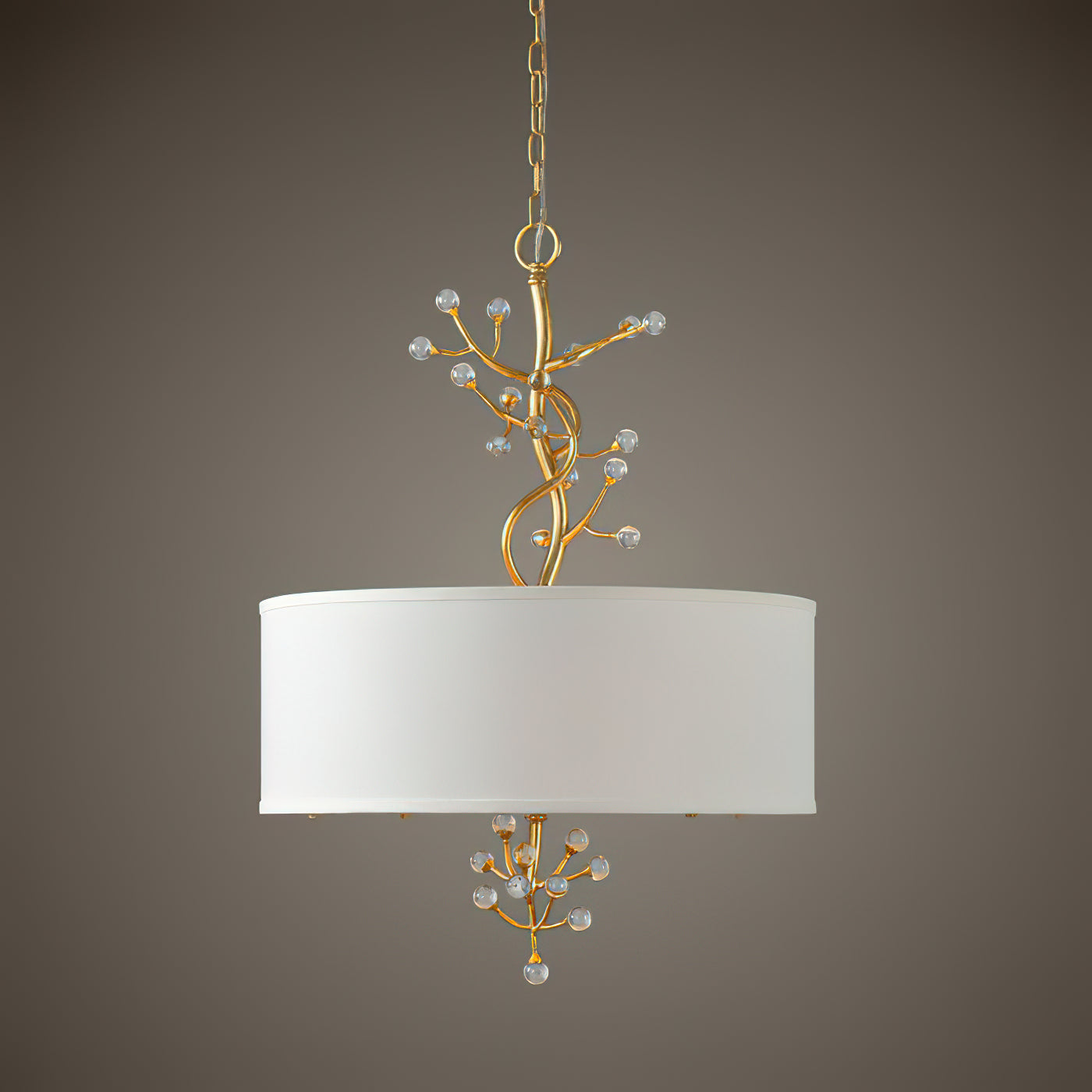 Lampe suspendue en laiton, cristal et tissu à quatre têtes avec une lueur douce