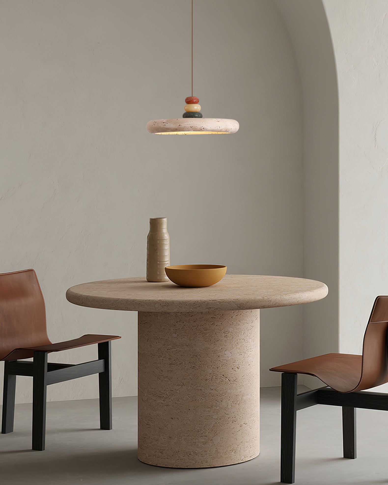 Lampe suspendue en marbre travertin jaune avec une lueur chaleureuse