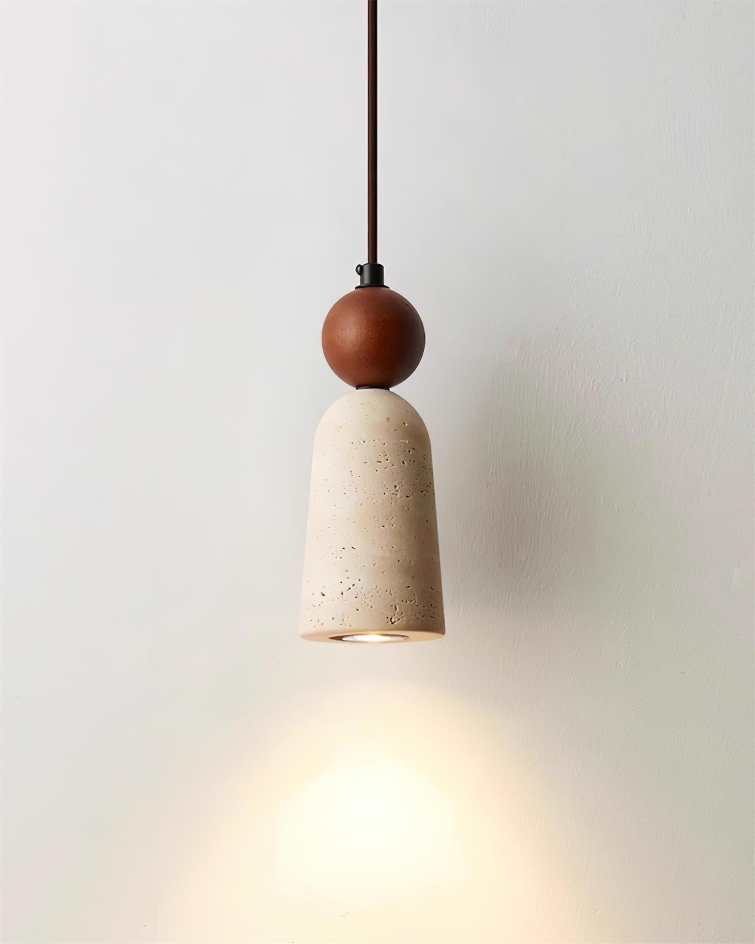 Suspension en travertin et bois de noyer avec lumière chaude