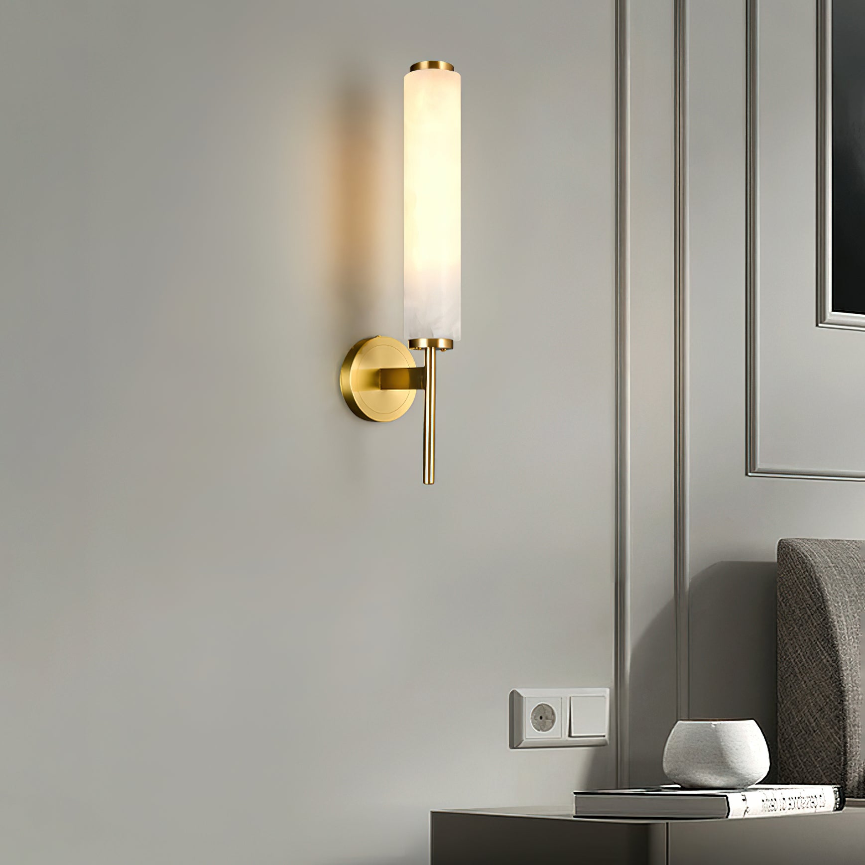 Lampe murale Art déco en laiton avec plaque arrière ronde et abat-jour en albâtre