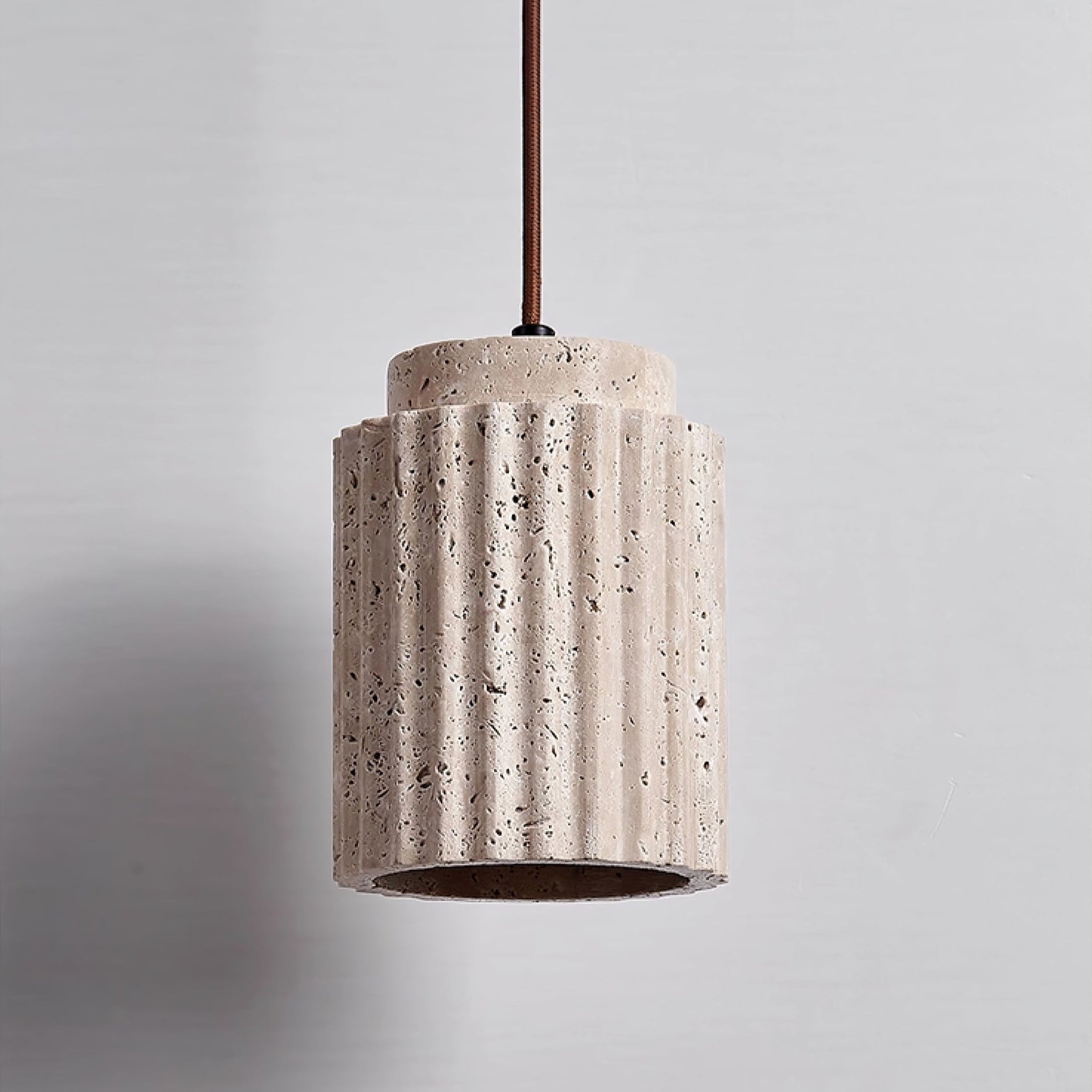 Suspension de plafond en travertin avec lumière chaude