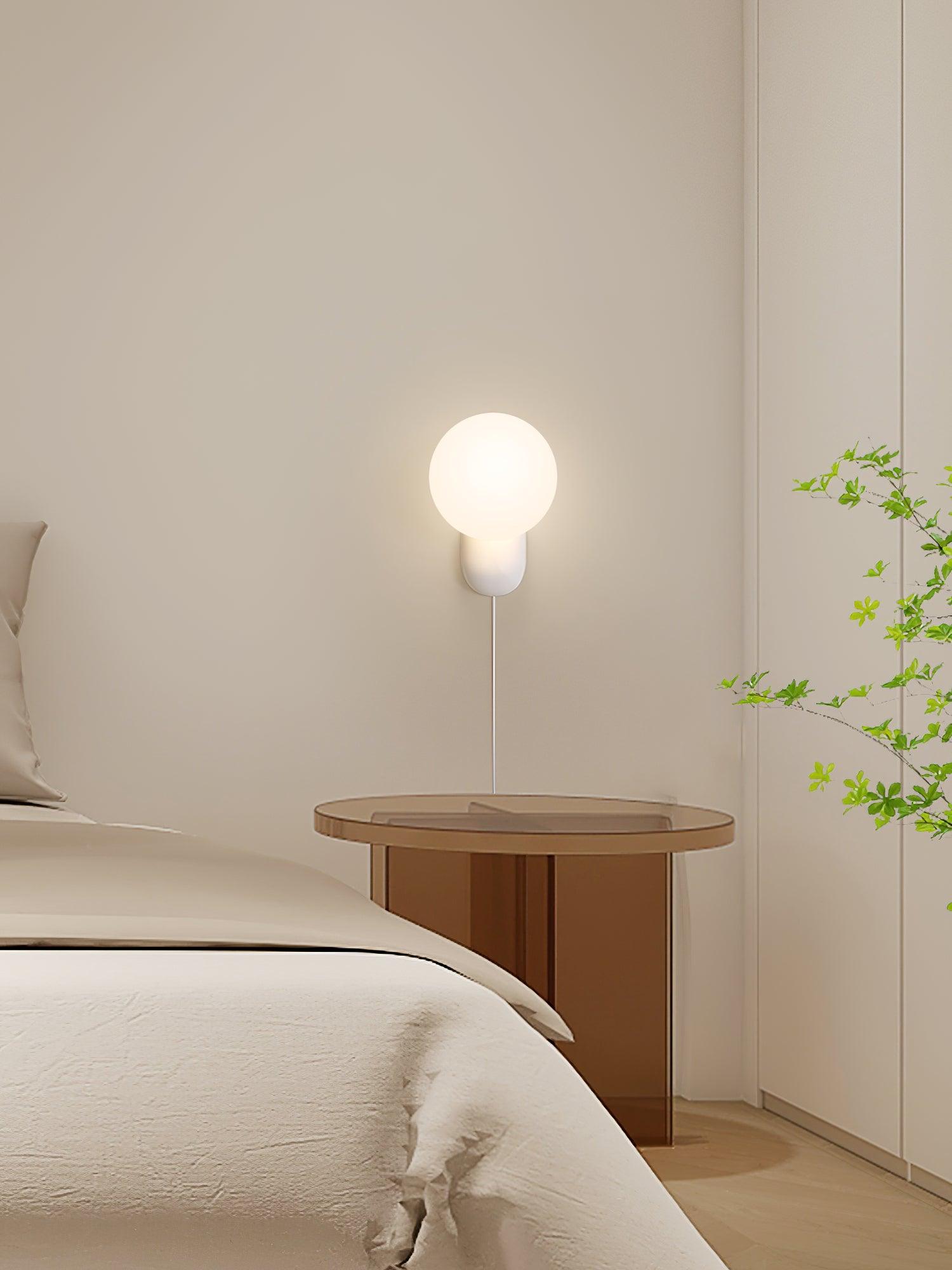 Applique murale globe Aurora en résine et verre, classée pour zones humides, dimmable
