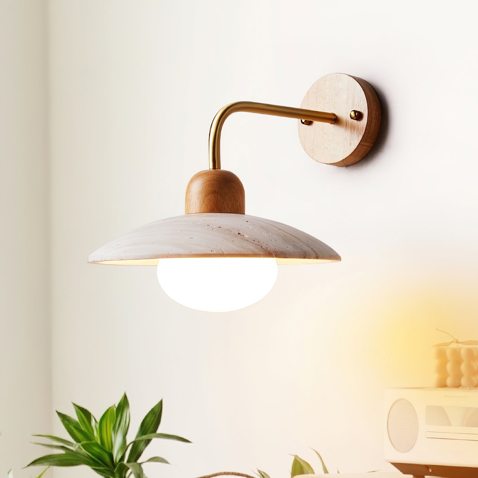Applique murale vintage en travertin avec bras en laiton brossé et accent en bois