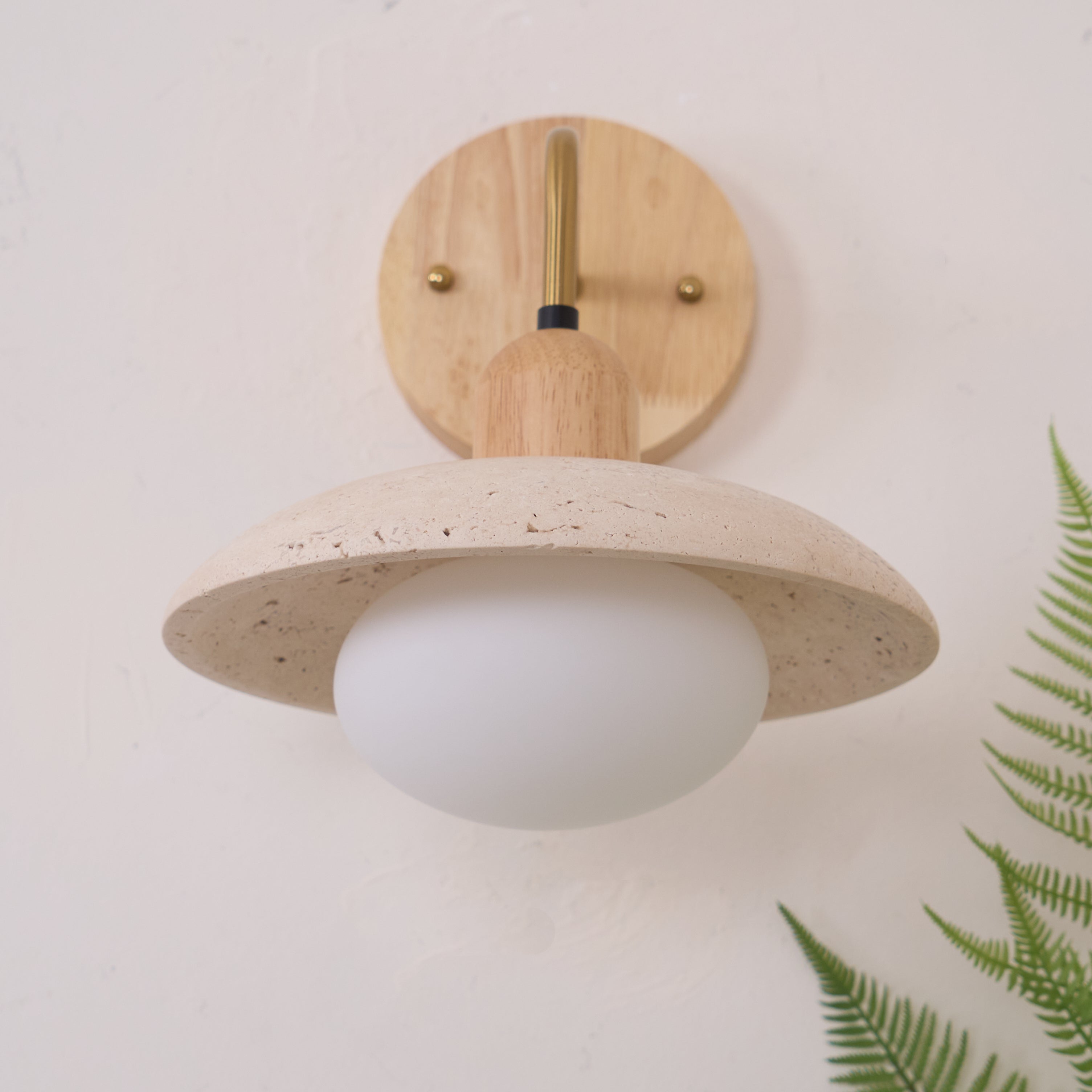 Aria Mid-Century Travertin-Wandleuchte mit gebürstetem Messingarm