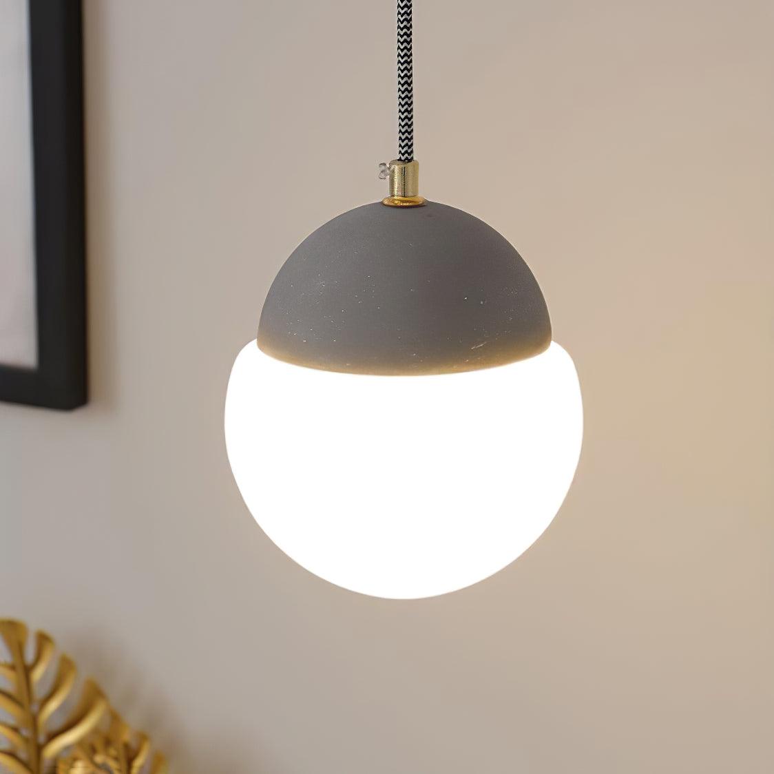 Elegante Glas-Pendelleuchte mit sanftem Umgebungslicht