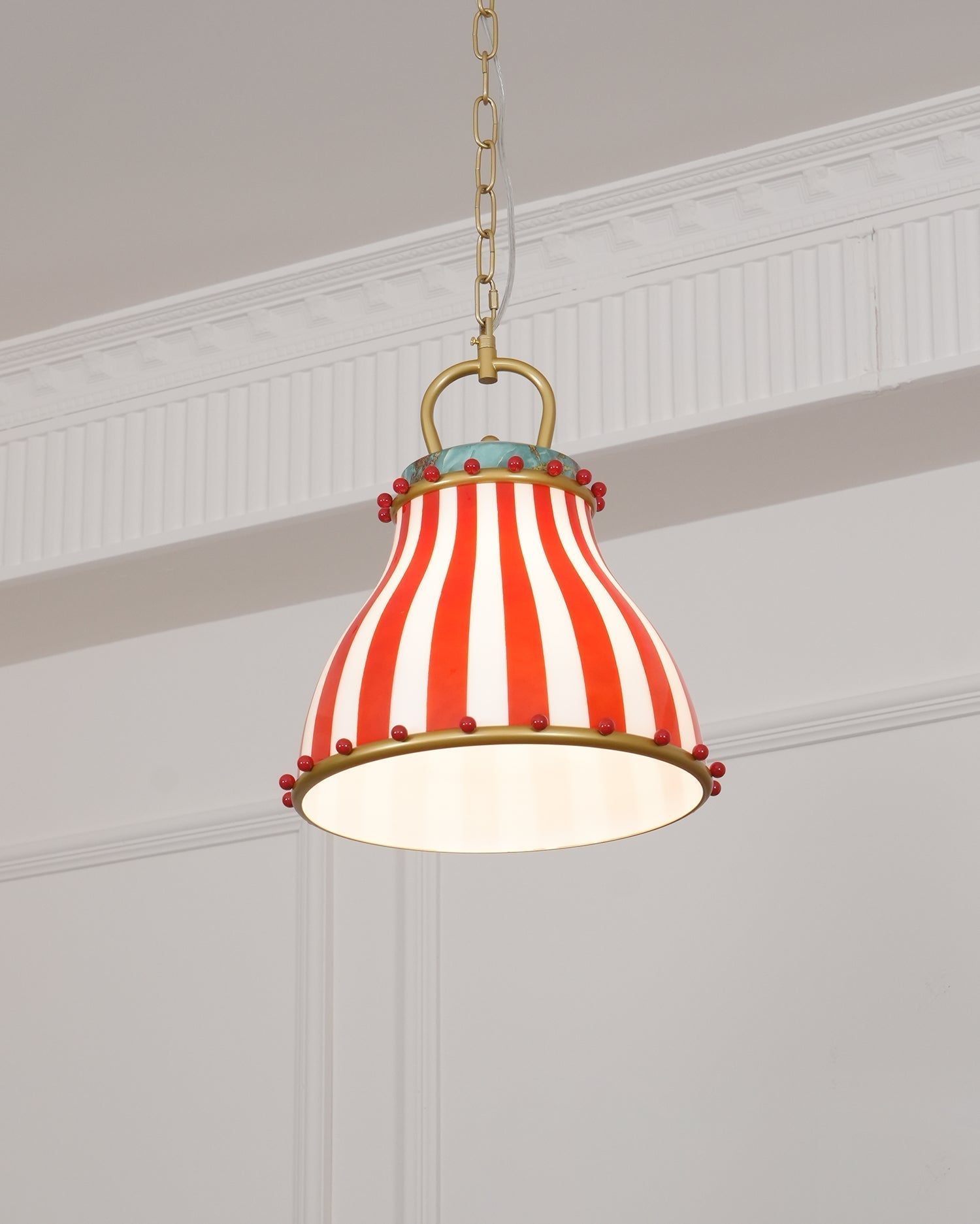 Suspension en verre rayée rouge et blanche saisissante
