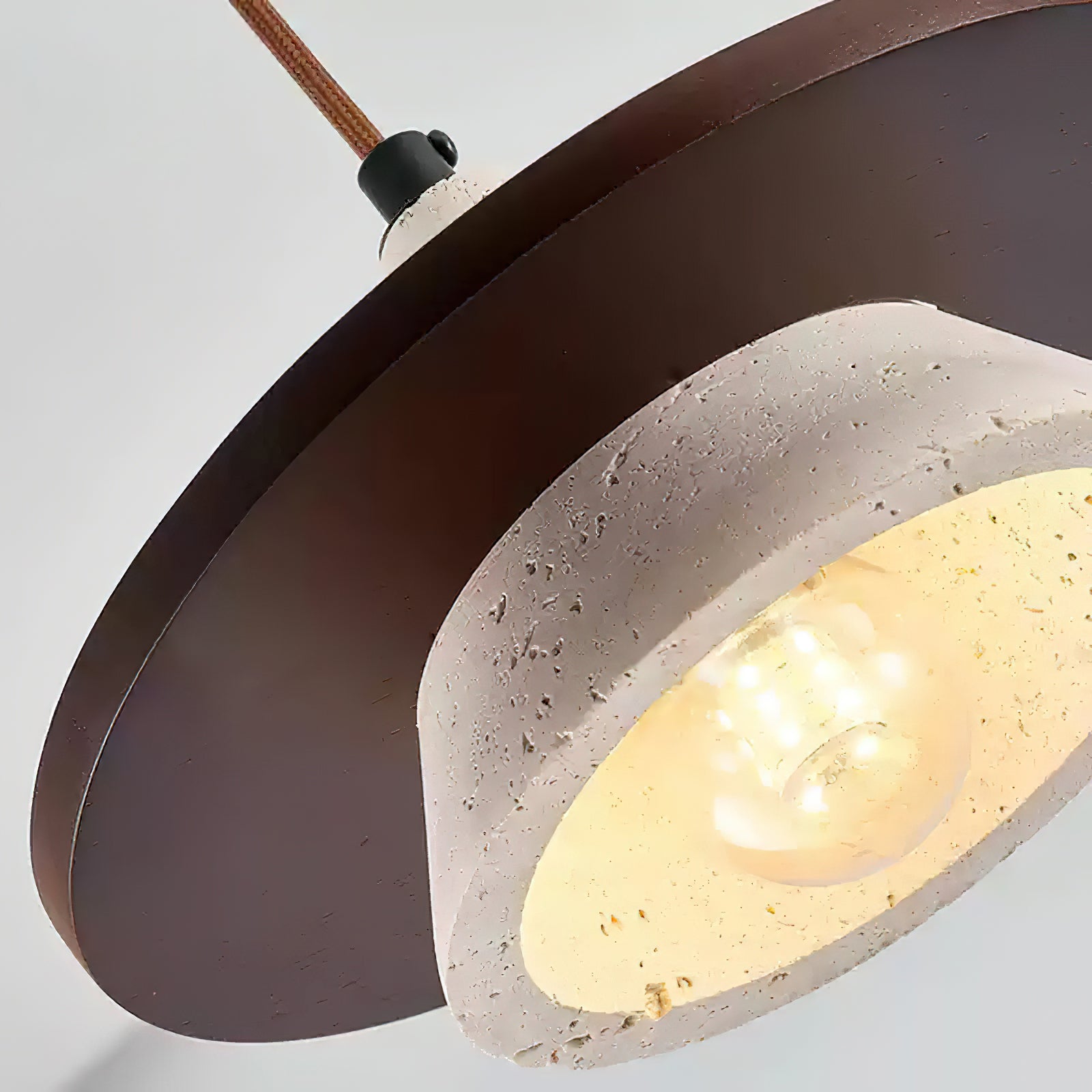 Suspension en pierre travertin avec diffuseur disque en bois
