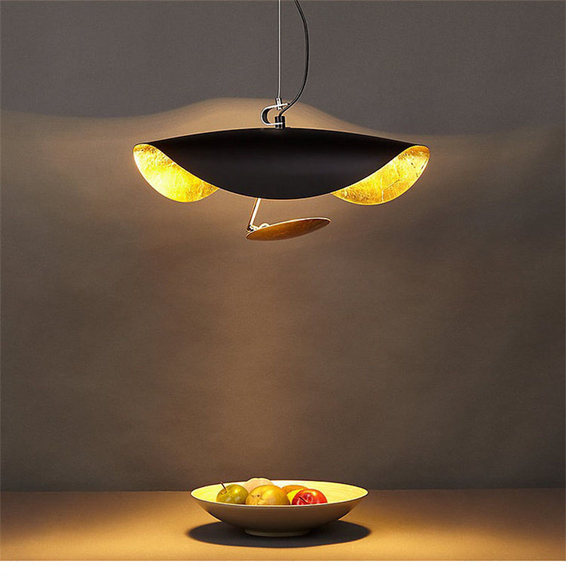 Hanglamp met gouden folie en warme gloed