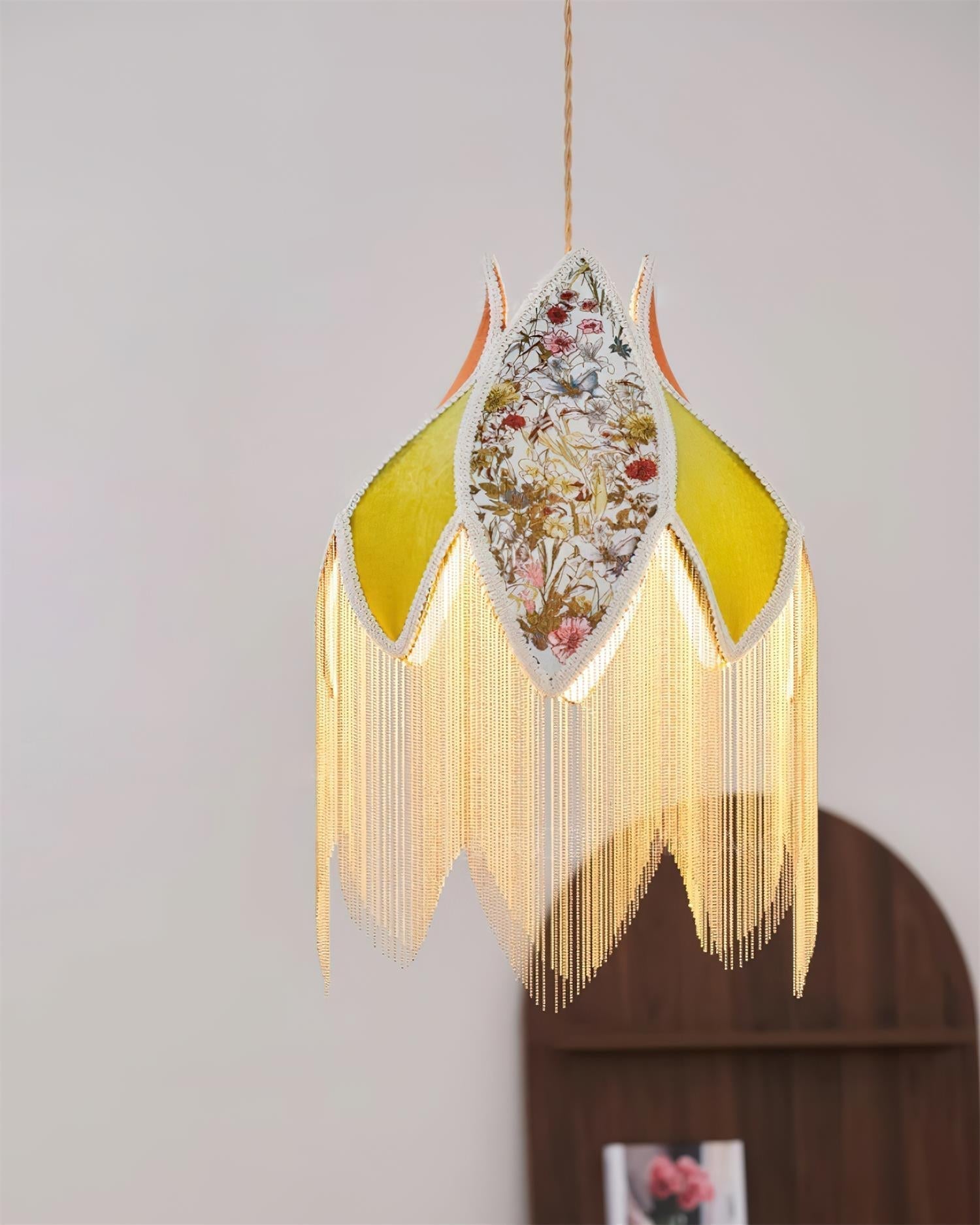 Goldakzentuierte Boho-Hängeleuchte mit Blumen-Schirm