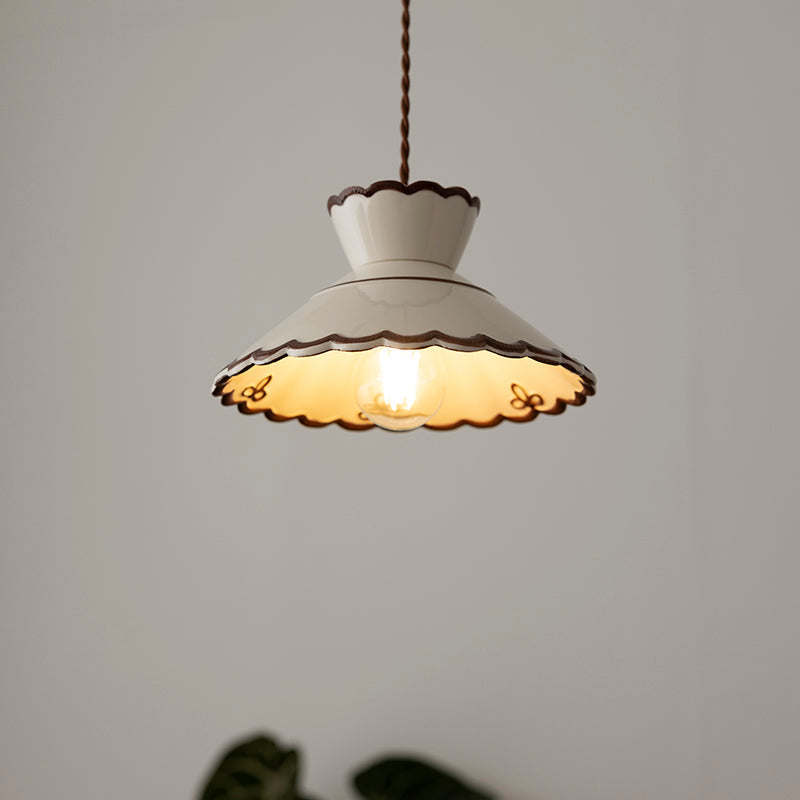 Suspension vintage en céramique crème avec abat-jour en coquille