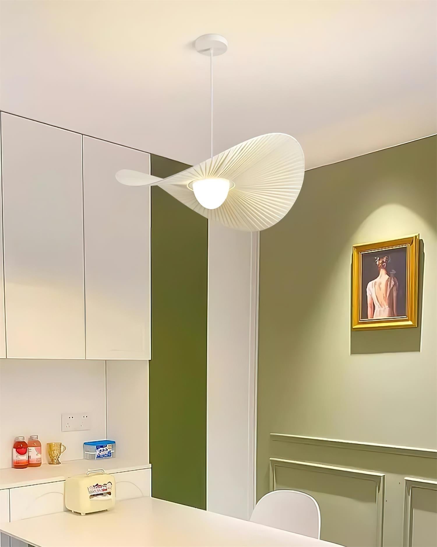 Suspension pétale avec lumière d'ambiance chaude