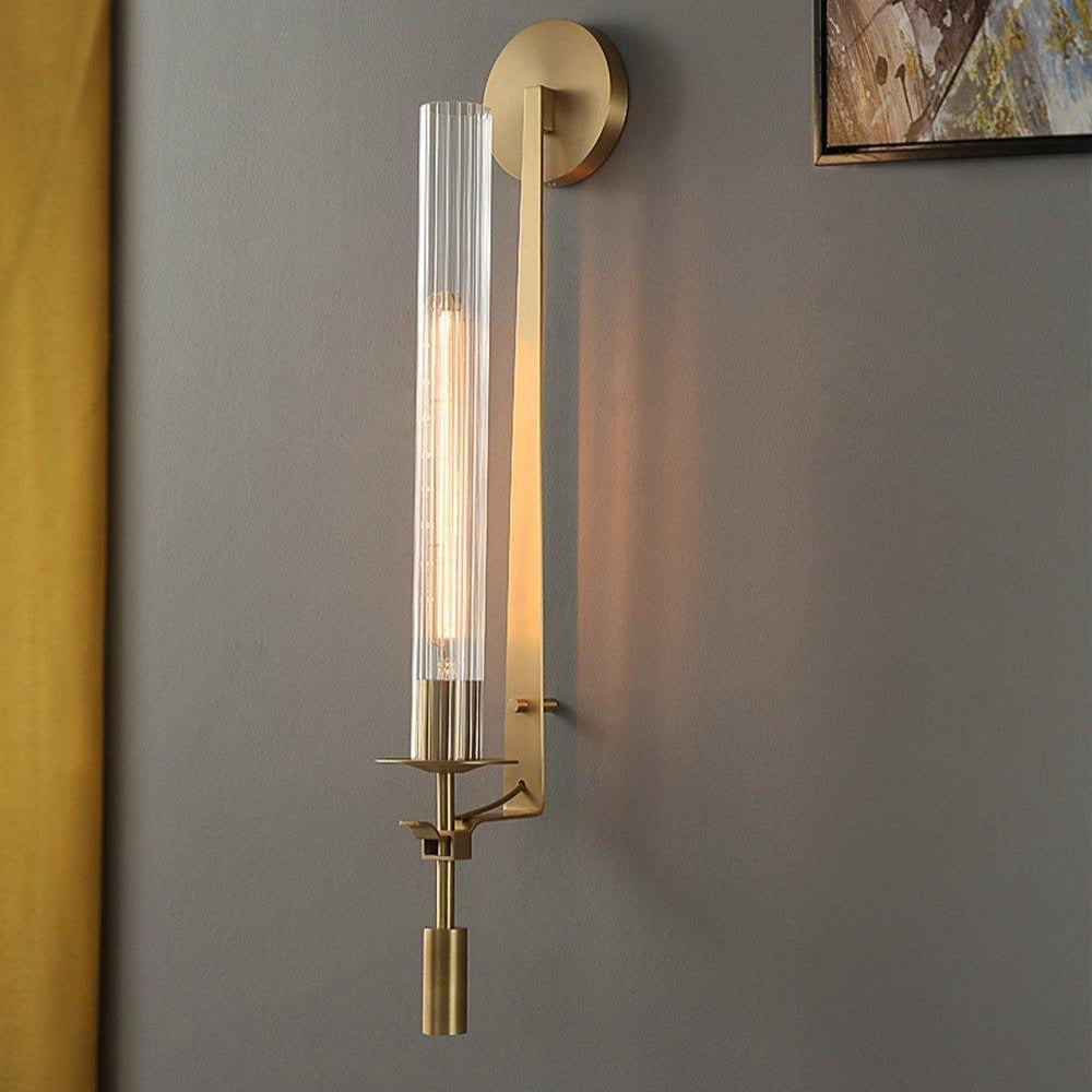Massive Messing-Wandlampe mit geriffeltem Glas für Bauernhaus-Interieurs