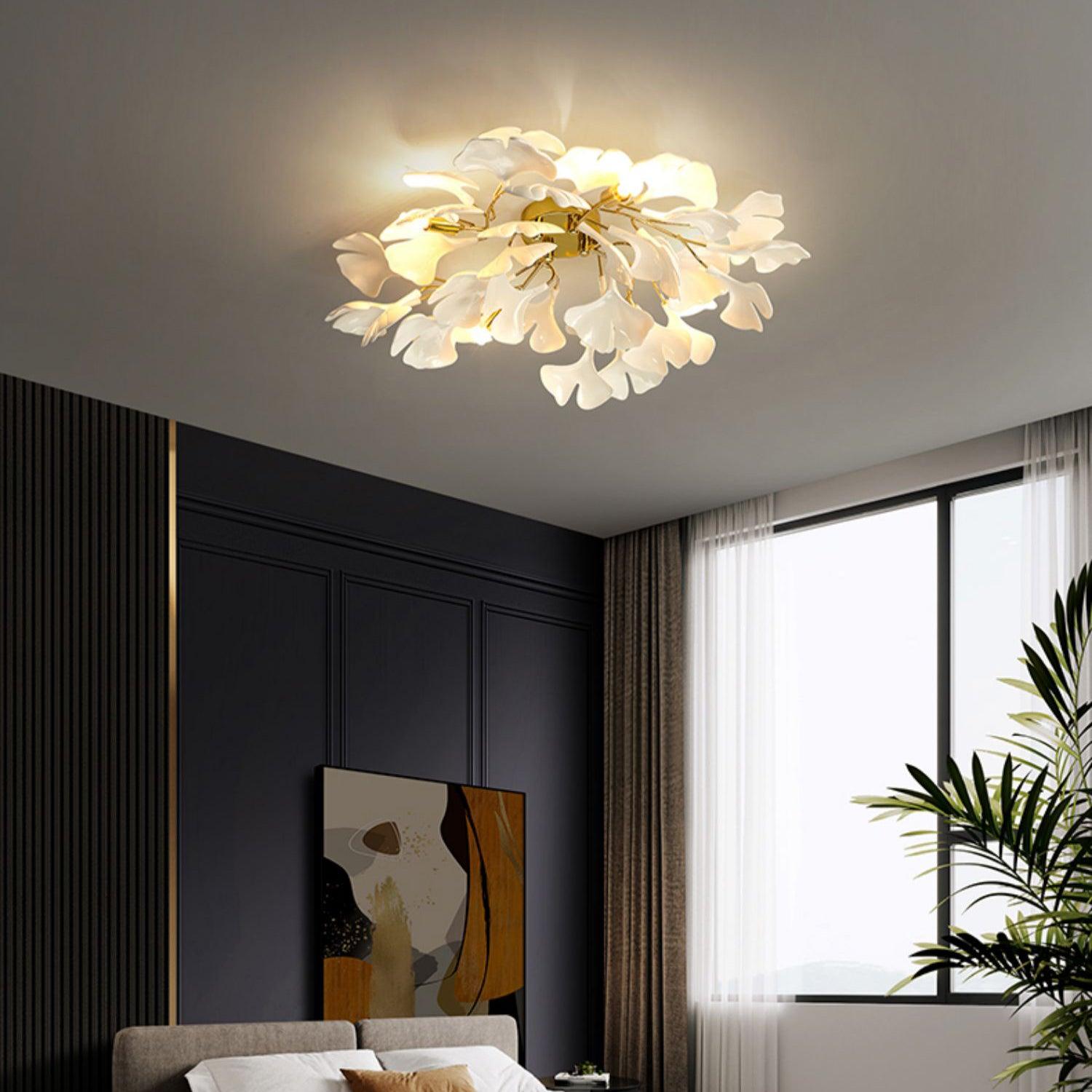 Ginkgo Bloom Deckenleuchte mit satinierten Glasblättern und goldener Basis