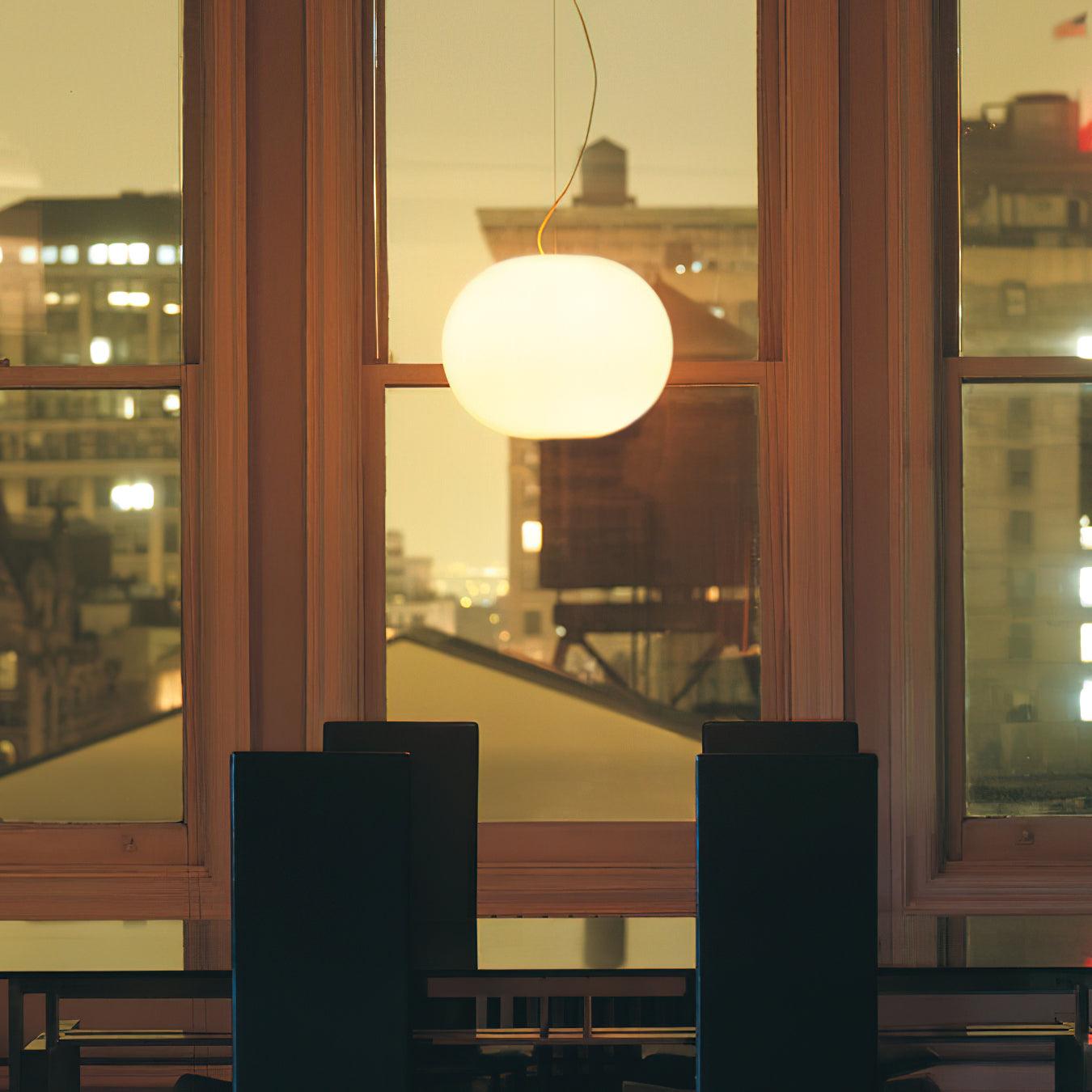 Suspension globe en verre blanc pour une illumination d’ambiance