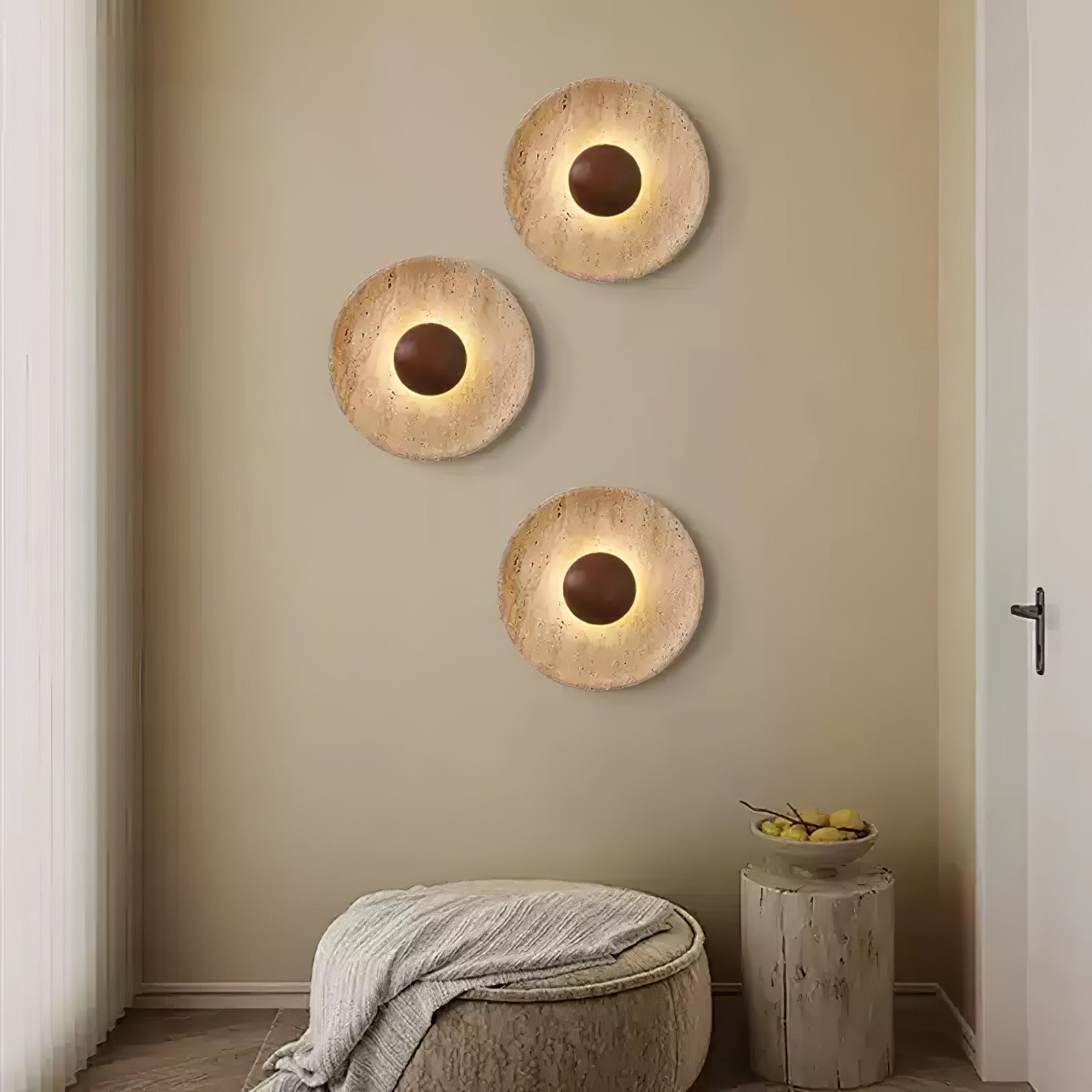 Applique murale en travertin ensoleillée avec sphère en bois