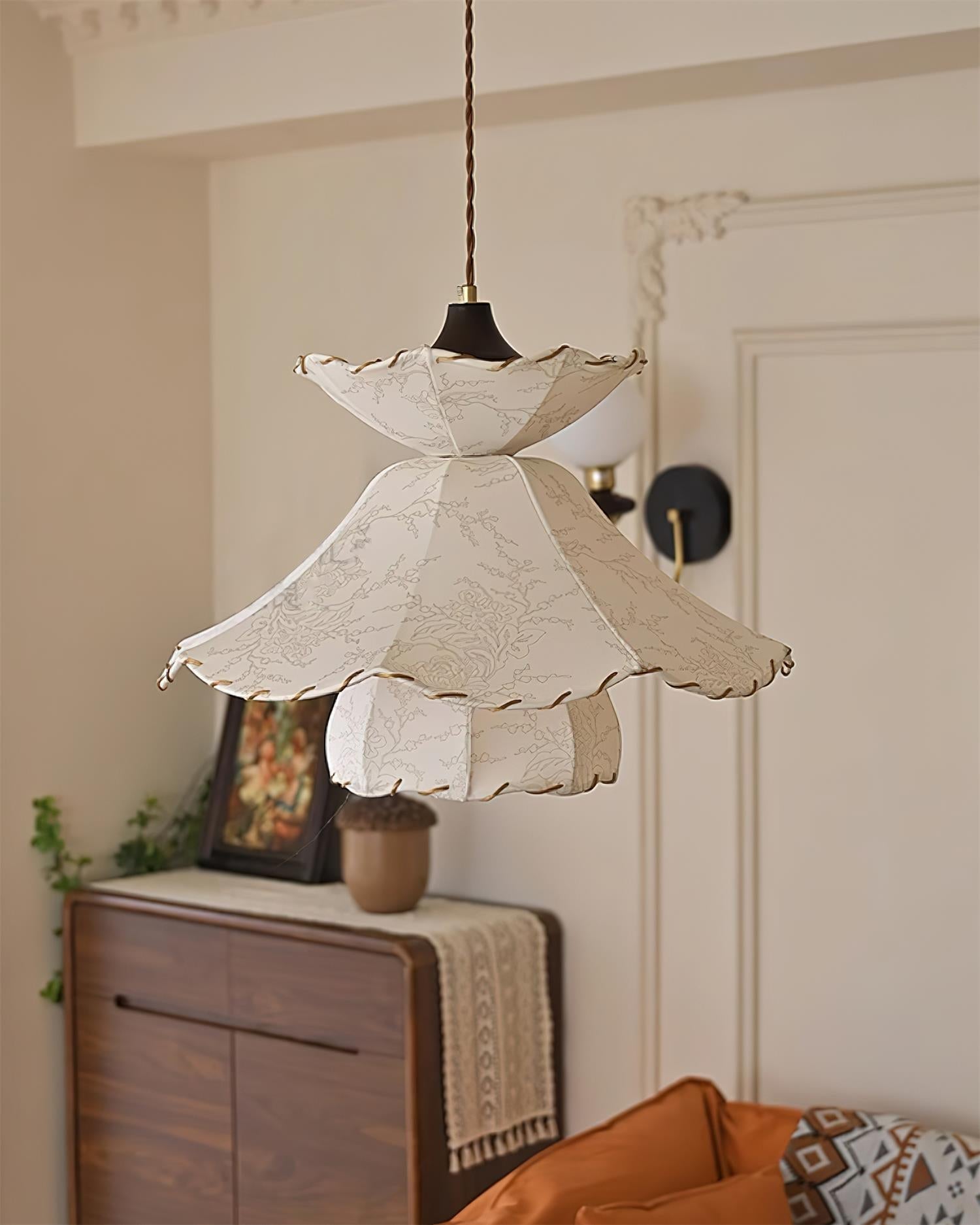 Lampe suspension minimaliste à bord festonné avec éclairage doux