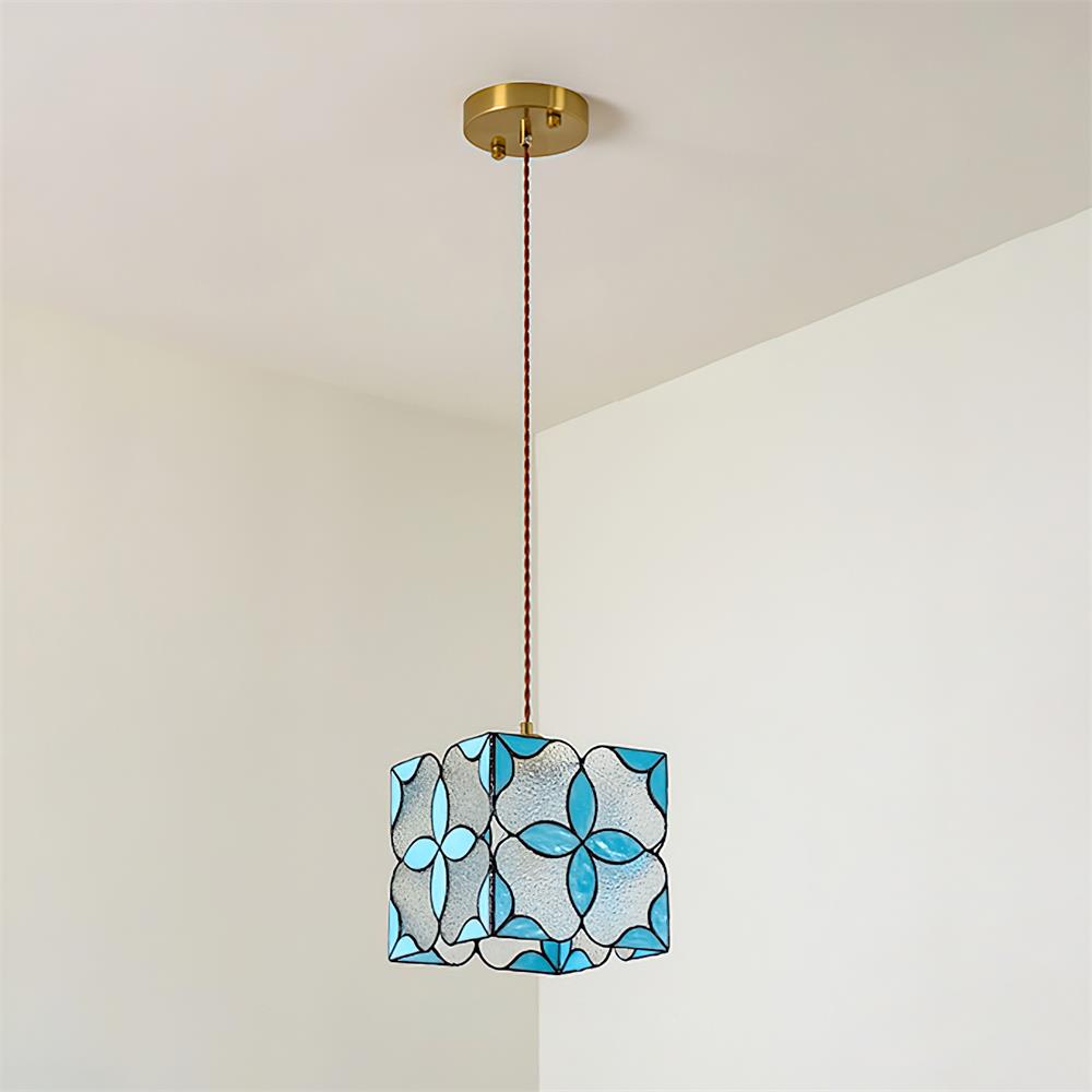 Elegante Glas-Schirm-Hängeleuchte mit sanftem Umgebungslicht