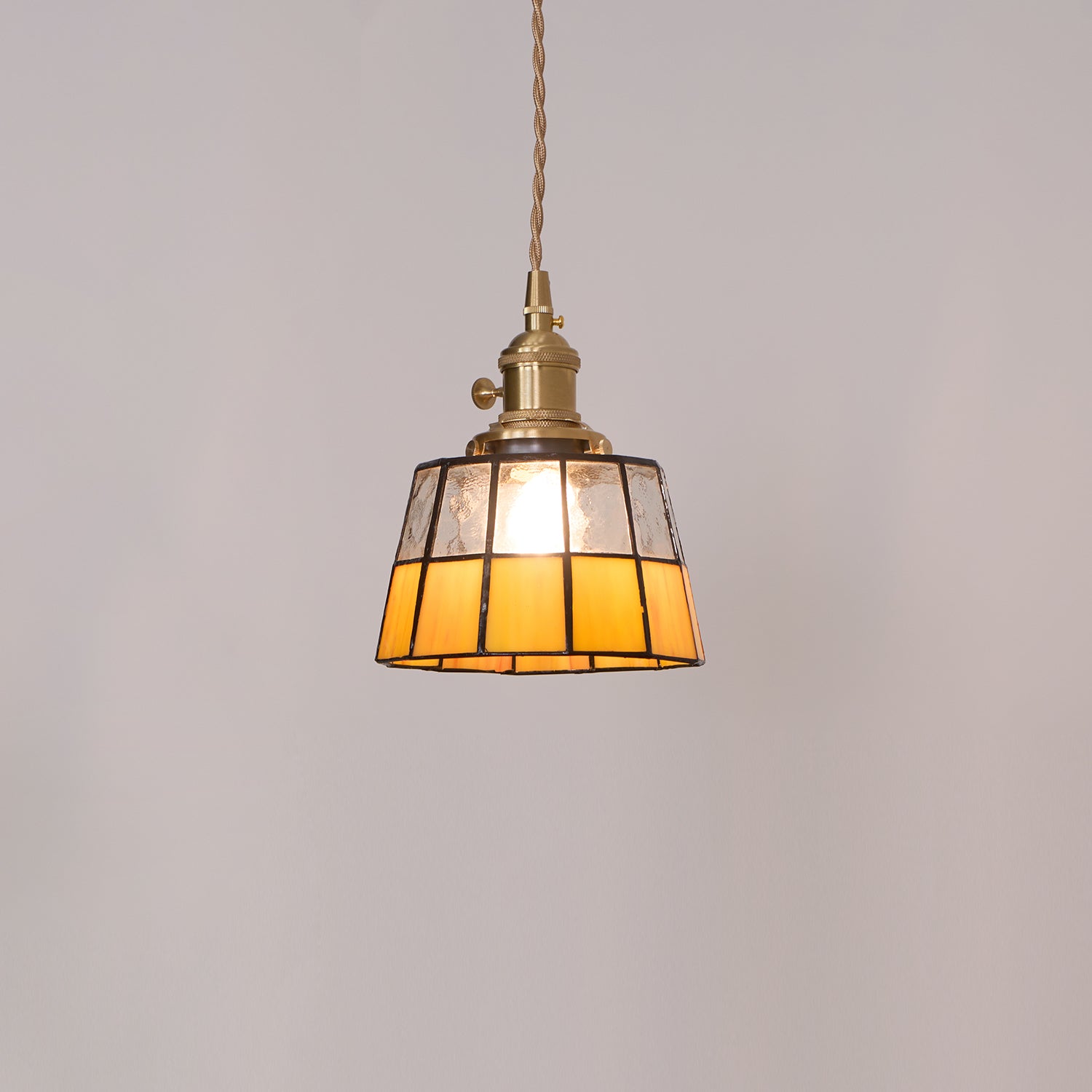 Lampe suspendue en laiton avec abat-jour en verre teinté vintage