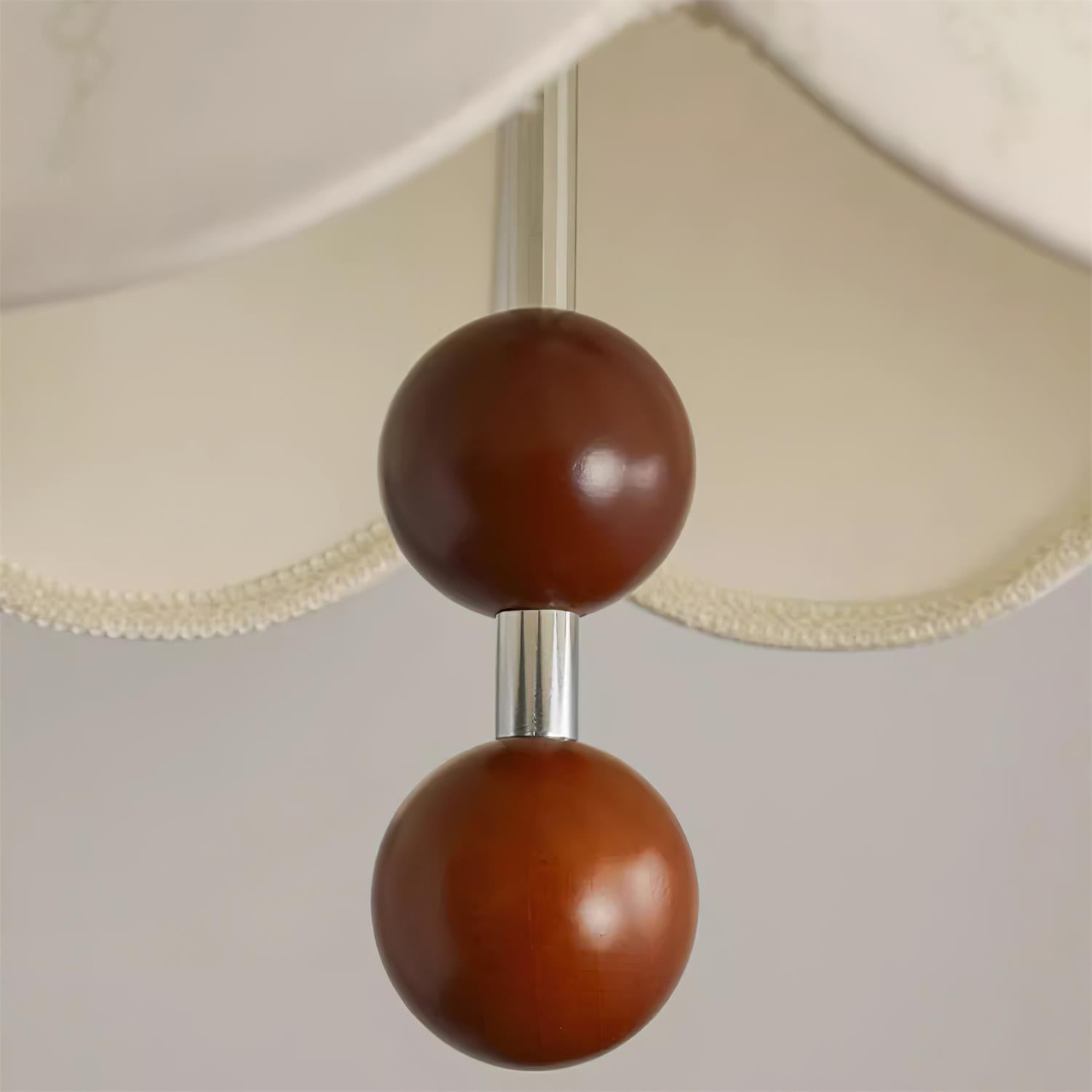 Lampe suspendue avec accents en noyer et éclairage chaleureux