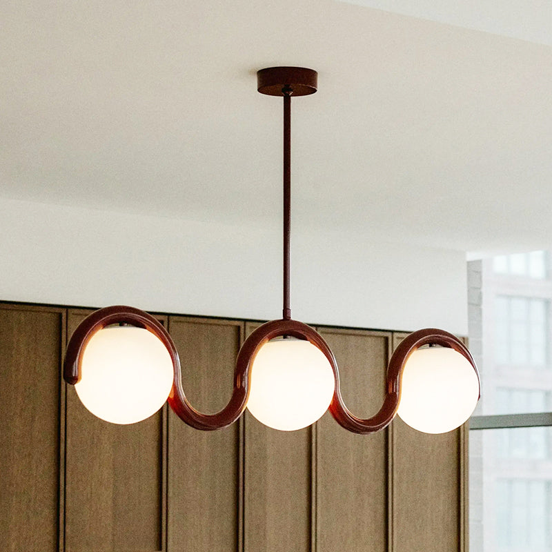 Lustre linéaire rouge et argent inspiré de l’Art nouveau