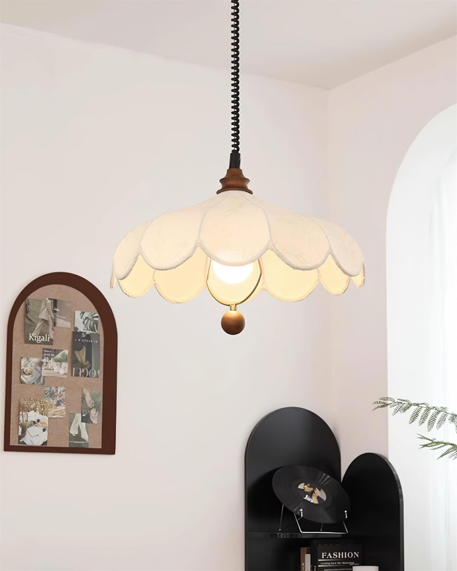 Hanglamp met bloembladeren en vintage Franse elegantie