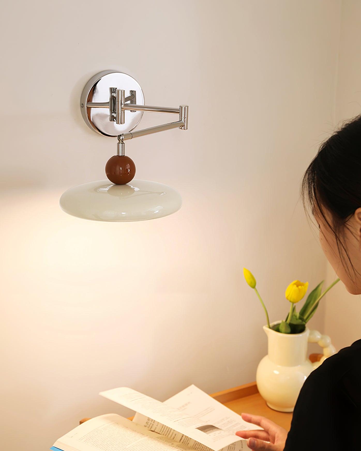 Premium Schwenkarm-Wandleuchte mit drei Farbwechsel-LEDs